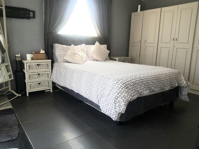 5 Bedroom Property for Sale in Pelikan Park Western Cape